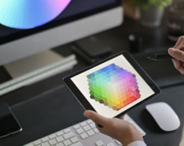 Человек работает с планшетом